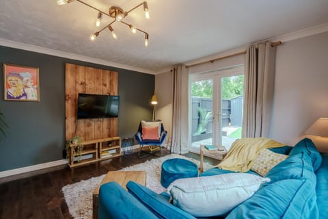 Communal lounge/ TV room, TV and multimedia, Living room, Seating area, Evening entertainment