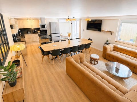 Communal lounge/ TV room, TV and multimedia, Kitchen or kitchenette, Living room, Seating area, Dining area, oven, stove