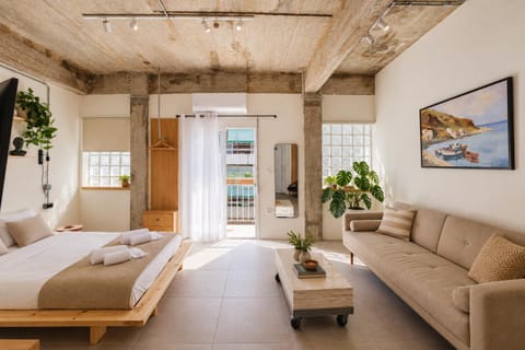 Bed, TV and multimedia, Living room, Photo of the whole room, Seating area, Bedroom