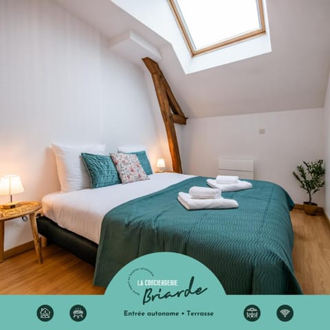 Bed, Bedroom, concierge, towels