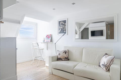 TV and multimedia, Living room, Seating area, Dining area, air conditioner