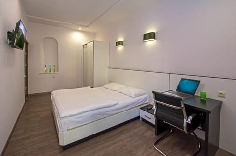 Bed, TV and multimedia, Photo of the whole room, Bedroom