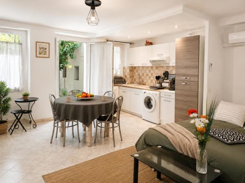 Kitchen or kitchenette, Seating area, Dining area, stove, toaster, washing machine, air conditioner