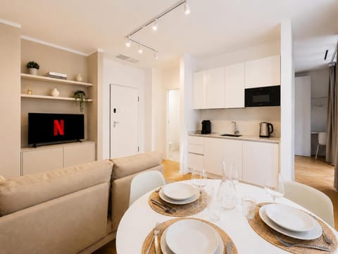 TV and multimedia, Kitchen or kitchenette, Living room, Seating area, Dining area, Lunch, kitchen
