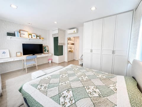 Bed, TV and multimedia, Bedroom, wardrobe