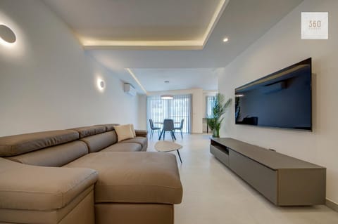 Communal lounge/ TV room, TV and multimedia, Living room, Seating area, Evening entertainment