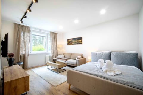 Bed, TV and multimedia, Living room, Seating area, Bedroom, towels