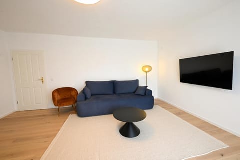 TV and multimedia, Living room, Seating area, Evening entertainment