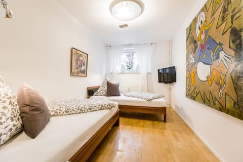 Photo of the whole room, Decorative detail