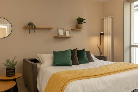 Bed, Photo of the whole room, Decorative detail, Bedroom