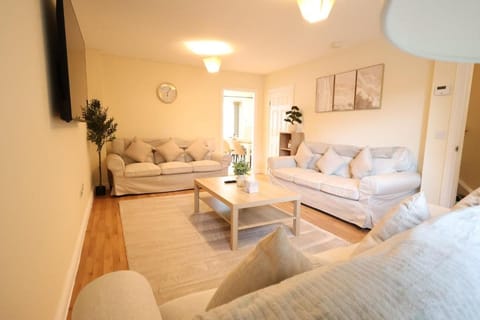 Communal lounge/ TV room, TV and multimedia, Living room, Photo of the whole room, Seating area