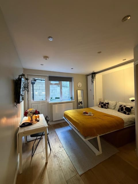 Bed, TV and multimedia, Living room, Photo of the whole room