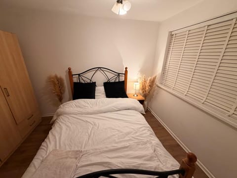 Bed, Photo of the whole room, Decorative detail, Bedroom, wardrobe
