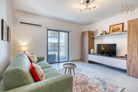 Communal lounge/ TV room, TV and multimedia, Living room, Seating area, Evening entertainment, fireplace, air conditioner