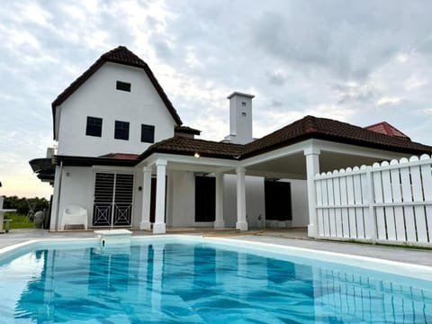 Property building, Day, Pool view, Swimming pool