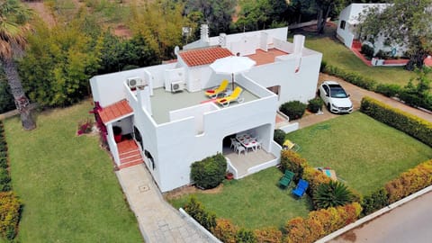 Property building, Day, Bird's eye view, Garden, Garden view, Swimming pool, Parking