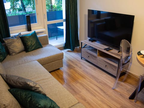 TV and multimedia, Living room, Evening entertainment