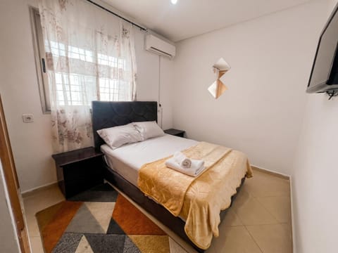Bed, TV and multimedia, Photo of the whole room, air conditioner