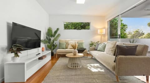 TV and multimedia, Living room, Seating area, Evening entertainment