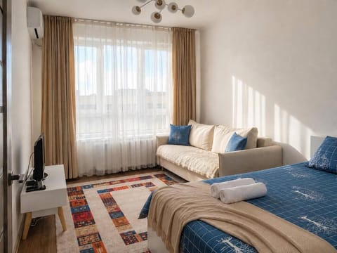 Communal lounge/ TV room, Bed, TV and multimedia, Living room, Photo of the whole room, Seating area, Bedroom