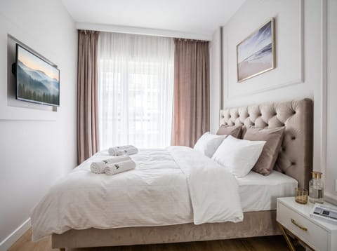 Bed, TV and multimedia, Photo of the whole room, Bedroom, towels
