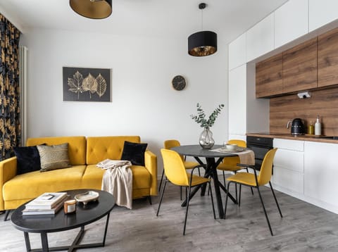 Coffee/tea facilities, Kitchen or kitchenette, Living room, Seating area, Dining area, minibar