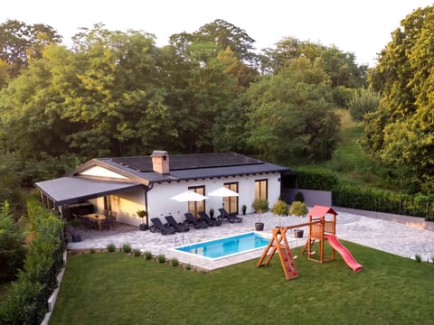 Property building, Patio, Spring, Day, Natural landscape, Garden, Garden view, Pool view, Swimming pool, sunbed