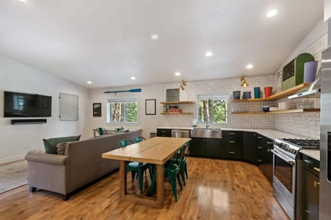 TV and multimedia, Kitchen or kitchenette, Living room, Seating area, Dining area, furniture, stove, kitchen