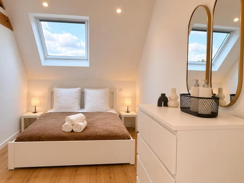 Decorative detail, Bedroom, internet, towels