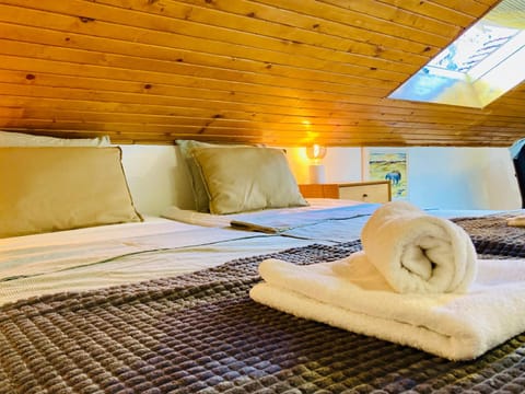 Bed, Bedroom, towels