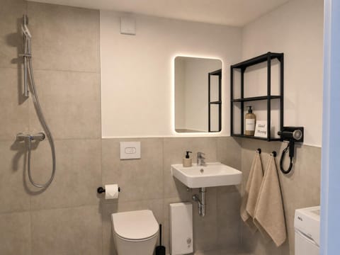 Shower, Toilet, Bathroom, towels
