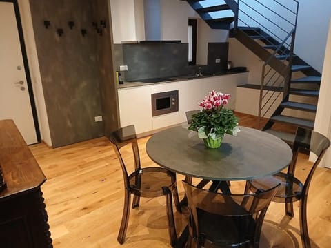 Kitchen or kitchenette, Dining area