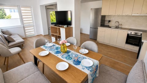 Communal lounge/ TV room, TV and multimedia, Coffee/tea facilities, Living room, Dining area, oven, stove