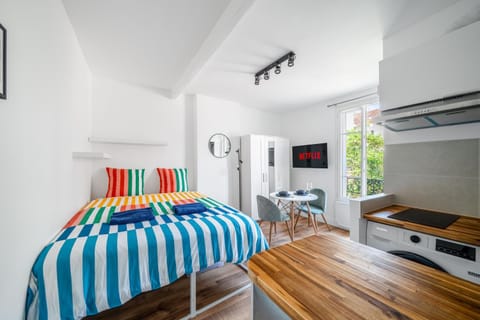 Bed, View (from property/room), Dining area, internet, wardrobe