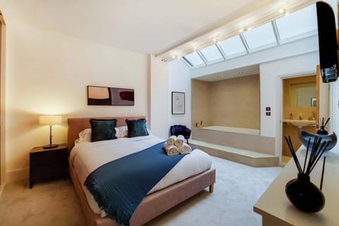 Bed, Photo of the whole room, Bedroom