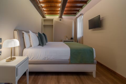 Bed, TV and multimedia, Photo of the whole room, Bedroom