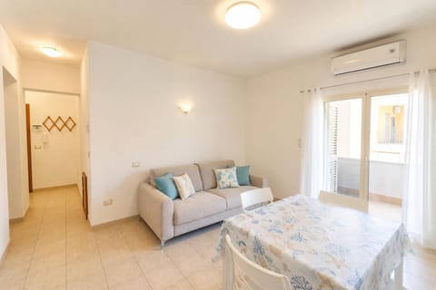 Living room, Dining area, air conditioner