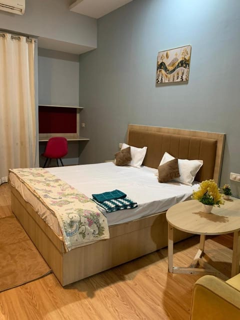 Bed, Seating area