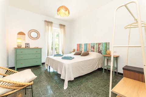 Property building, Bed, Bedroom