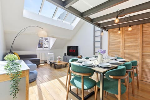 Communal lounge/ TV room, TV and multimedia, Living room, Seating area, Dining area, Evening entertainment