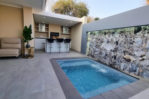 Patio, BBQ facilities, Dining area, Pool view, Swimming pool, Swimming pool