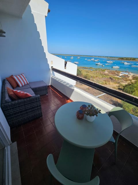Day, Natural landscape, View (from property/room), Balcony/Terrace, Dining area, River view, Sea view