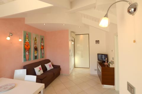 Bed, TV and multimedia, Living room, Photo of the whole room, Seating area