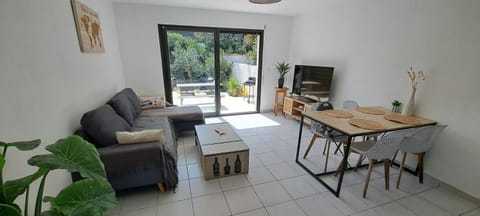 Communal lounge/ TV room, TV and multimedia, Living room, Seating area, Dining area