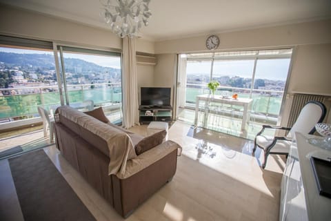 Bed, Living room