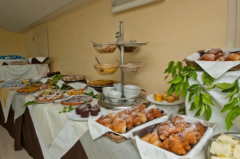 Restaurant/places to eat, Buffet breakfast