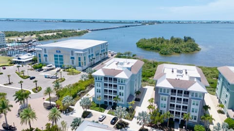 Property building, Day, Natural landscape, Bird's eye view, Garden, Lake view, Parking