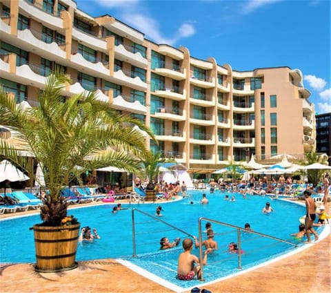 Property building, Day, People, Natural landscape, Beach, Aqua park, Pool view, Swimming pool, Location, children, group of guests, sunbed