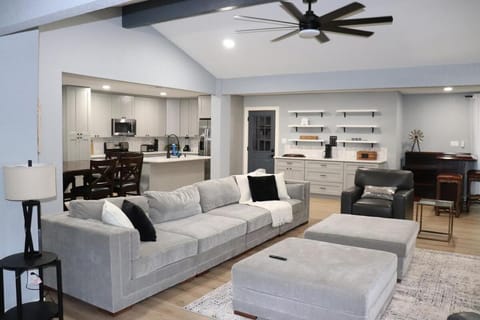Coffee/tea facilities, Kitchen or kitchenette, Living room, Seating area, Dining area