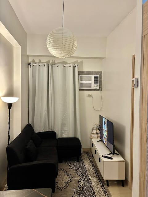 TV and multimedia, Living room, Seating area, air conditioner